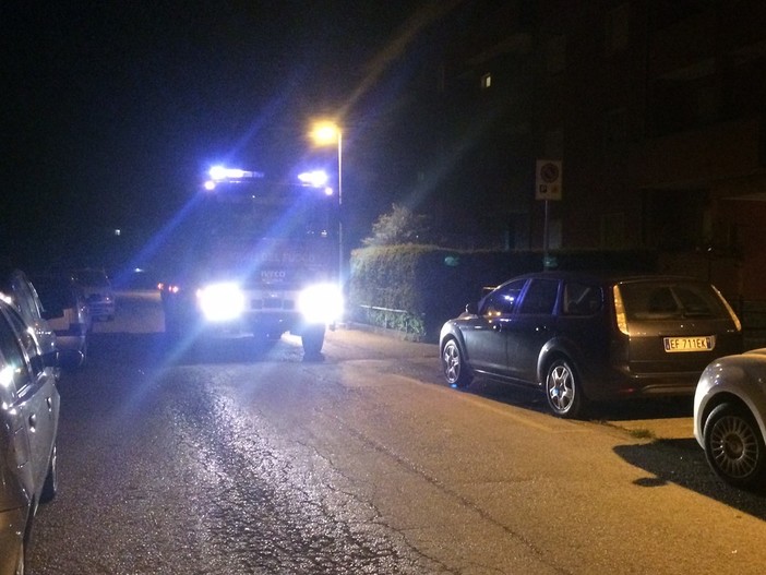 Albissola Marina, colpiscono con l'auto il palo della luce e scappano