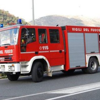 Bastia d'albenga: principio d' incendio nel bosco