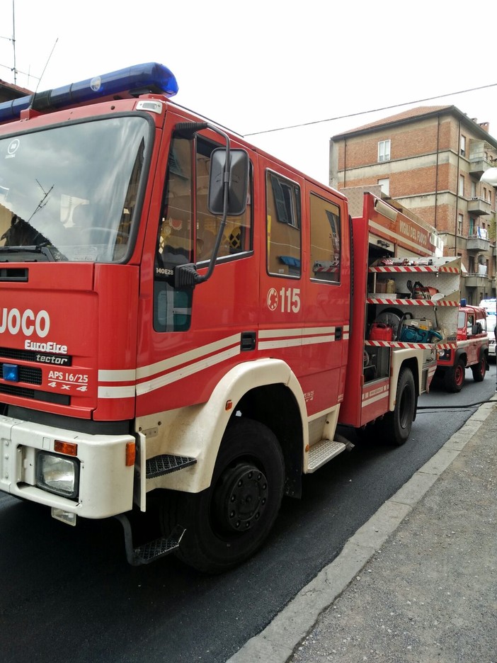 Bergeggi: auto a fuoco nei pressi di Torre del Mare
