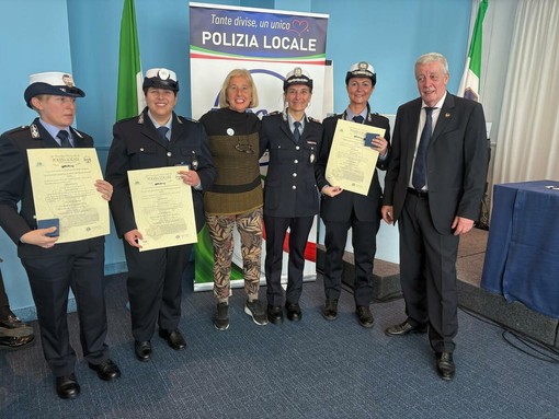 Cairo M., mettono in salvo tre animali in fuga dal loro recinto: tre vigilesse premiate Cairo M., mettono in salvo tre animali in fuga dal loro recinto: tre vigilesse premiate