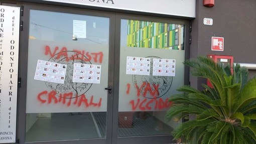 Savona, vandalizzata la sede dell'Ordine dei Medici: "Nazisti criminali, i vax uccidono" (FOTO e VIDEO)