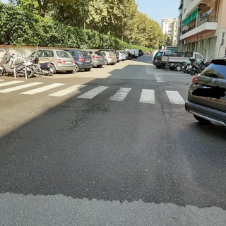 Striscia di sangue in via Cosseria: clochard aggredito per 20 euro nella notte a Savona