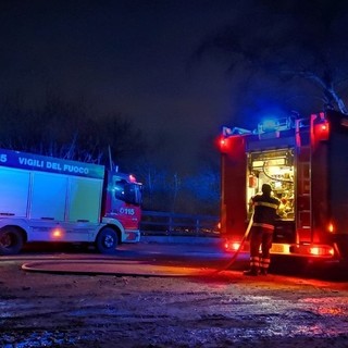 Andora, cumulo di legna prende fuoco sulla spiaggia: mobilitati vigili del fuoco e Protezione civile
