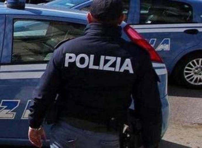 Inseguimento a Ostia, auto in fuga dalla polizia investe due ragazze Inseguimento a Ostia, auto in fuga dalla polizia investe due ragazze