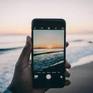 Comscore: l’estate traina lo smartphone. Comparto News a +5,5%, volano Paramount e Disney