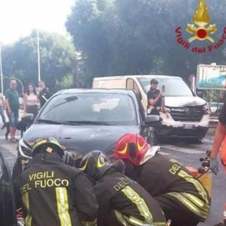 Roma, furgone tampona auto che investe due donne: ferite in modo grave Roma, furgone tampona auto che investe due donne: ferite in modo grave