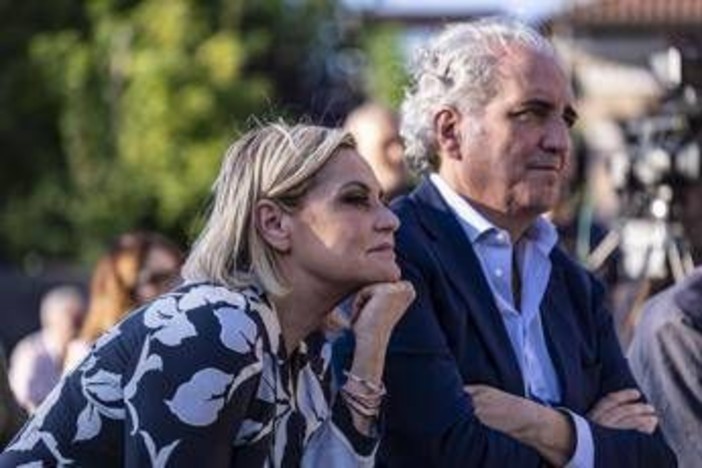 Simona Ventura e Giovanni Terzi, gli audio dello stalker e lo sfogo: "Ci minaccia di morte"