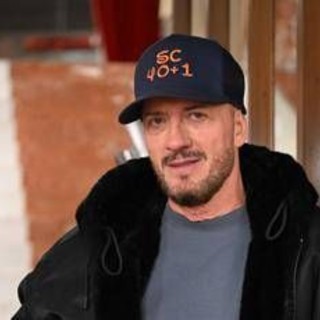 Sanremo 2026, Raf chi è: gli esordi, i problemi di salute e l'amore per Gabriella Labate