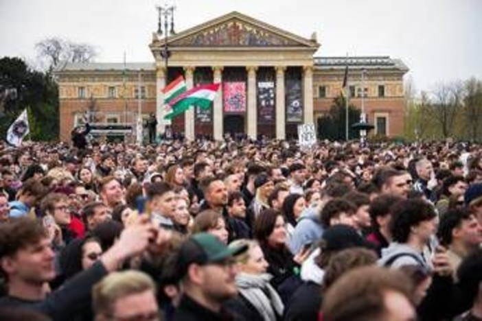 Ungheria, domani la sfida Orban-Magyar. Decine di migliaia al mega evento contro il primo ministro Ungheria, domani la sfida Orban-Magyar. Decine di migliaia al mega evento contro il primo ministro