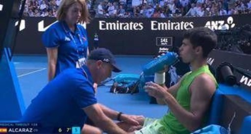 Australian Open, crampi per Alcaraz. E il medical time out fa infuriare Zverev