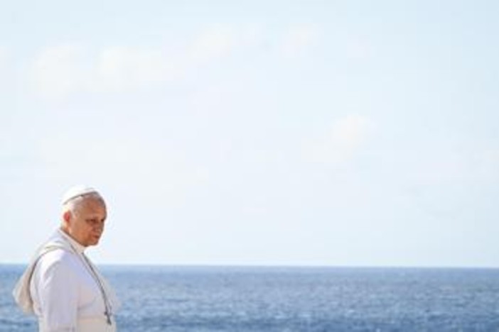 Papa Leone XIV varca la Porta d'Europa a Lampedusa: "Più delle parole contano i gesti, mondo sia più umano" Papa Leone XIV varca la Porta d'Europa a Lampedusa: "Più delle parole contano i gesti, mondo sia più umano"