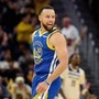 Curry, magia in Nba: fa canestro... dal tunnel degli spogliatoi
