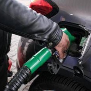 Prezzi carburanti, ancora ribassi per benzina e diesel
