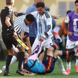 Mondiali, follia Paredes dopo finale: rissa ed espulsione. E Otamendi litiga con Rodri