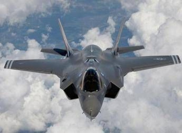 Iran, l'annuncio di Israele: "F-35 ha abbattuto caccia di Teheran" Iran, l'annuncio di Israele: "F-35 ha abbattuto caccia di Teheran"