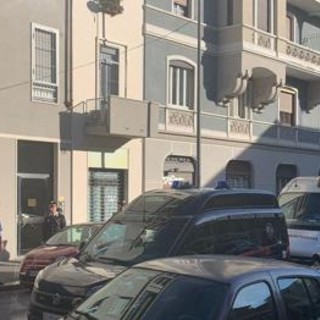 Milano, uomo trovato morto in un appartamento: ferite alla testa, ipotesi omicidio Milano, uomo trovato morto in un appartamento: ferite alla testa, ipotesi omicidio