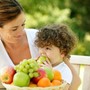 Caldo e bambini, il menù anti-afa dei pediatri: "Più acqua, frutta e pasti leggeri"