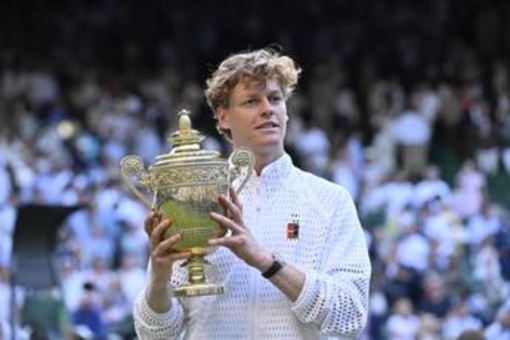 Wimbledon, Sinner show a cena dei vincitori: "Sono brillo, ho fallito esame della patente" Wimbledon, Sinner show a cena dei vincitori: "Sono brillo, ho fallito esame della patente"