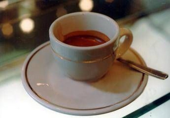 Quanti caffè al giorno? Rischi e benefici, ecco la dose massima
