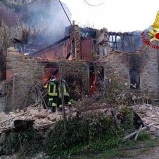 Esplosione in una palazzina a Pescia: si cerca un uomo disperso