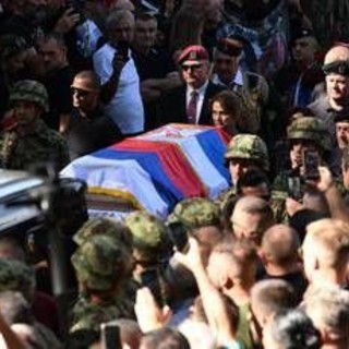 Serbia, migliaia a Belgrado per i funerali di Mladic. Ue: "Era un criminale"