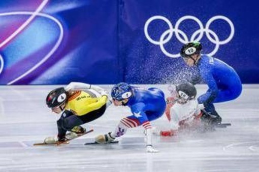 Milano Cortina, incidente durante gara Fontana: Sellier tagliata da lama sul volto. Cos'è successo Milano Cortina, incidente durante gara Fontana: Sellier tagliata da lama sul volto. Cos'è successo
