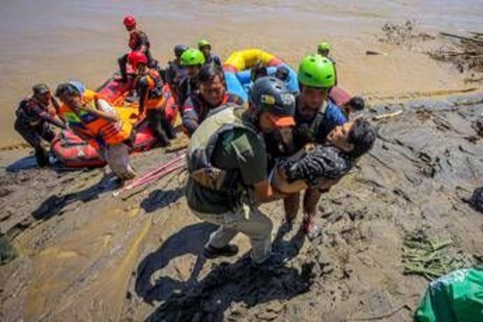 Asia colpita da inondazioni e frane, oltre 1.000 vittime: Sri Lanka e Indonesia in ginocchio Asia colpita da inondazioni e frane, oltre 1.000 vittime: Sri Lanka e Indonesia in ginocchio