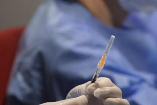 Covid, via libera a emendamento su reintegro sanitari no vax: è scontro Covid, via libera a emendamento su reintegro sanitari no vax: è scontro