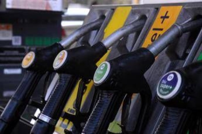 Benzina e diesel, prezzi calano ancora: verde ai minimi da oltre 4 anni