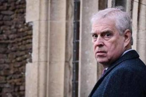 L'ex principe Andrea e le e-mail controverse, Buckingham Palace sapeva da 6 anni L'ex principe Andrea e le e-mail controverse, Buckingham Palace sapeva da 6 anni