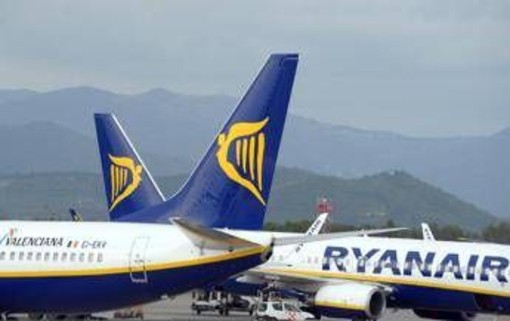 Caos nel Regno Unito, nuovo problema tecnico ai sistemi di controllo del traffico aereo: almeno 200 voli cancellati Caos nel Regno Unito, nuovo problema tecnico ai sistemi di controllo del traffico aereo: almeno 200 voli cancellati