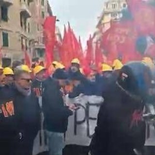 Ex Ilva, a Genova il corteo degli operai. Appello di Salis: "No alla violenza" Ex Ilva, a Genova il corteo degli operai. Appello di Salis: "No alla violenza"