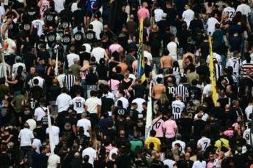 Spalle al campo durante 1' di silenzio per Mazzola, Juve multata di 10.000 euro Spalle al campo durante 1' di silenzio per Mazzola, Juve multata di 10.000 euro