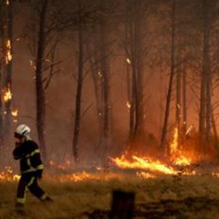 Incendi "mostruosi" in Francia e Spagna, oltre 325mila evacuati. In arrivo ondata di caldo ancora più intensa
