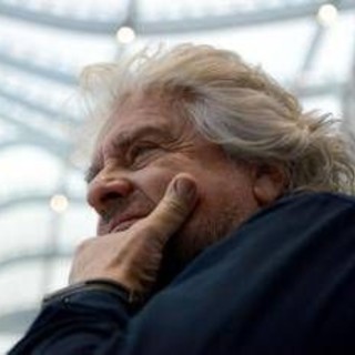 Beppe Grillo, il ritorno sul blog : "Politici? Come zombie nei palazzi" Beppe Grillo, il ritorno sul blog : "Politici? Come zombie nei palazzi"