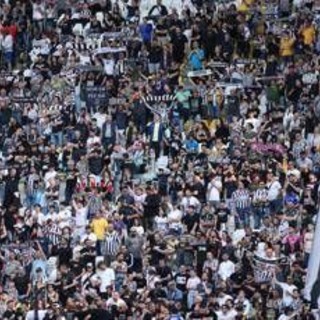 Juve-Atalanta, curva bianconera non rispetta minuto di silenzio per Mazzola e volta le spalle al campo Juve-Atalanta, curva bianconera non rispetta minuto di silenzio per Mazzola e volta le spalle al campo