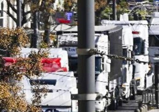 Caro carburanti, autotrasportatori sospendono sciopero dopo incontro a Palazzo Chigi. Via libera a nuovo decreto accise Caro carburanti, autotrasportatori sospendono sciopero dopo incontro a Palazzo Chigi. Via libera a nuovo decreto accise