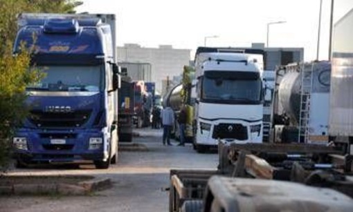 Protesta autotrasportatori, blocchi sospesi in Calabria e Sicilia: oggi il decreto del governo