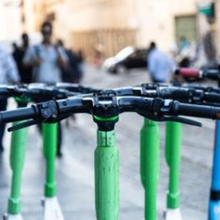 Monopattini e bike in sharing a Roma, multa Antitrust per 2,675 milioni di euro: "Hanno ostacolato corse gratis" Monopattini e bike in sharing a Roma, multa Antitrust per 2,675 milioni di euro: "Hanno ostacolato corse gratis"