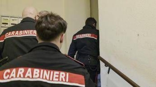 Ostia, accoltellato al torace dalla compagna durante lite: è grave