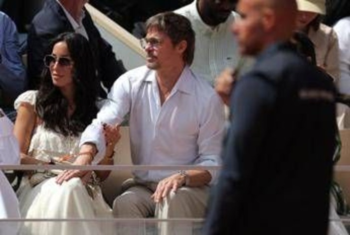 Brad Pitt spettatore al Roland Garros, in tribuna con la fidanzata Ines de Ramon Brad Pitt spettatore al Roland Garros, in tribuna con la fidanzata Ines de Ramon