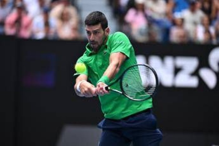 Djokovic sorride: "Grazie Sinner per avermi fatto vincere un match. Alcaraz? Spero di avere ancora benzina..."