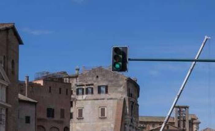 A Roma semafori con luce bianca per auto a guida autonoma? Patanè: "Sono fake news" A Roma semafori con luce bianca per auto a guida autonoma? Patanè: "Sono fake news"