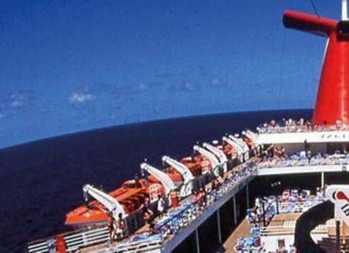 Usa, padre di tre figli si getta dalla nave da crociera: stava festeggiando l'anniversario di nozze Usa, padre di tre figli si getta dalla nave da crociera: stava festeggiando l'anniversario di nozze