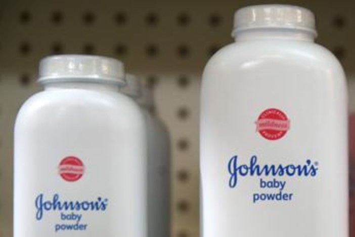 Johnson & Johnson offre 5,5 miliardi di dollari per risolvere le cause sul talco Johnson & Johnson offre 5,5 miliardi di dollari per risolvere le cause sul talco