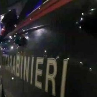Difende il padre da un tentativo di rapina, accoltellato 46enne a Napoli