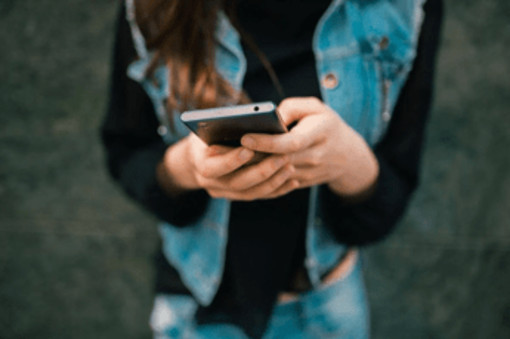 Sempre più online ma sempre più soli, il paradosso dei ragazzi social Sempre più online ma sempre più soli, il paradosso dei ragazzi social