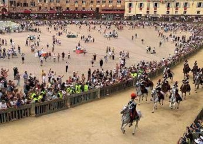Palio di Siena, il Nicchio torna a vincere dopo 28 anni: Tittia firma il cappotto personale (con brivido finale)