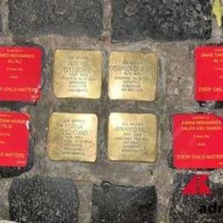 Roma, adesivi rossi con i nomi dei morti di Gaza accanto alle pietre d'inciampo Roma, adesivi rossi con i nomi dei morti di Gaza accanto alle pietre d'inciampo