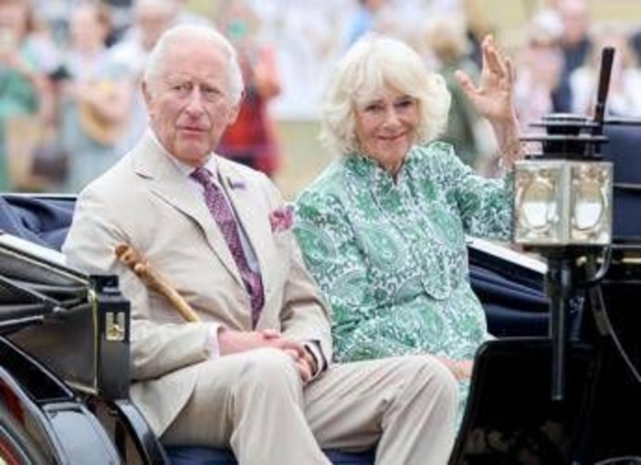 Camilla racconta la malattia di Re Carlo III: "Difficile mantenere il segreto di quella diagnosi"